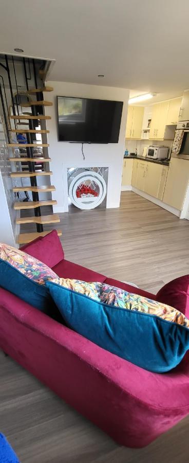 Beautiful Holiday Studio In The Heart Of Rochester Екстериор снимка